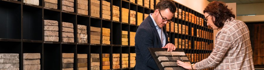 Showroom-Expo | Zaltbommel, hoofdkantoor Nederland. Diverse dakpannen, straat- bakstenen, binnenmuurstenen.