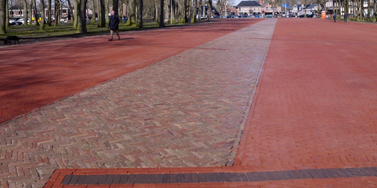 Restauratie | Grote en Kleine Brink, Zuidlaren | Straatbakstenen: Paviona en Nero DF | Architect: Arcadis, Assen | Opdrachtgever: Gemeente Tynaarlo | Aannemer: Zuidema Groep, Hoogeveen | Jaar van realisatie: 2015