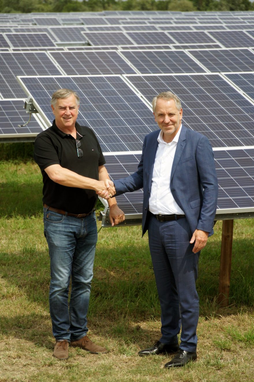 Fons van Pul van Solarpark Azewijn Montferland en Algemeen directeur Bert Jan Koekoek van Wienerberger bekrachtigen de samenwerking met een ferme handdruk
