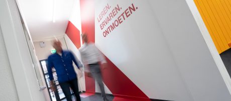 Mood image van bezoekers die naar binnen gaan bij de Wienerberger Xperience Center in Elst