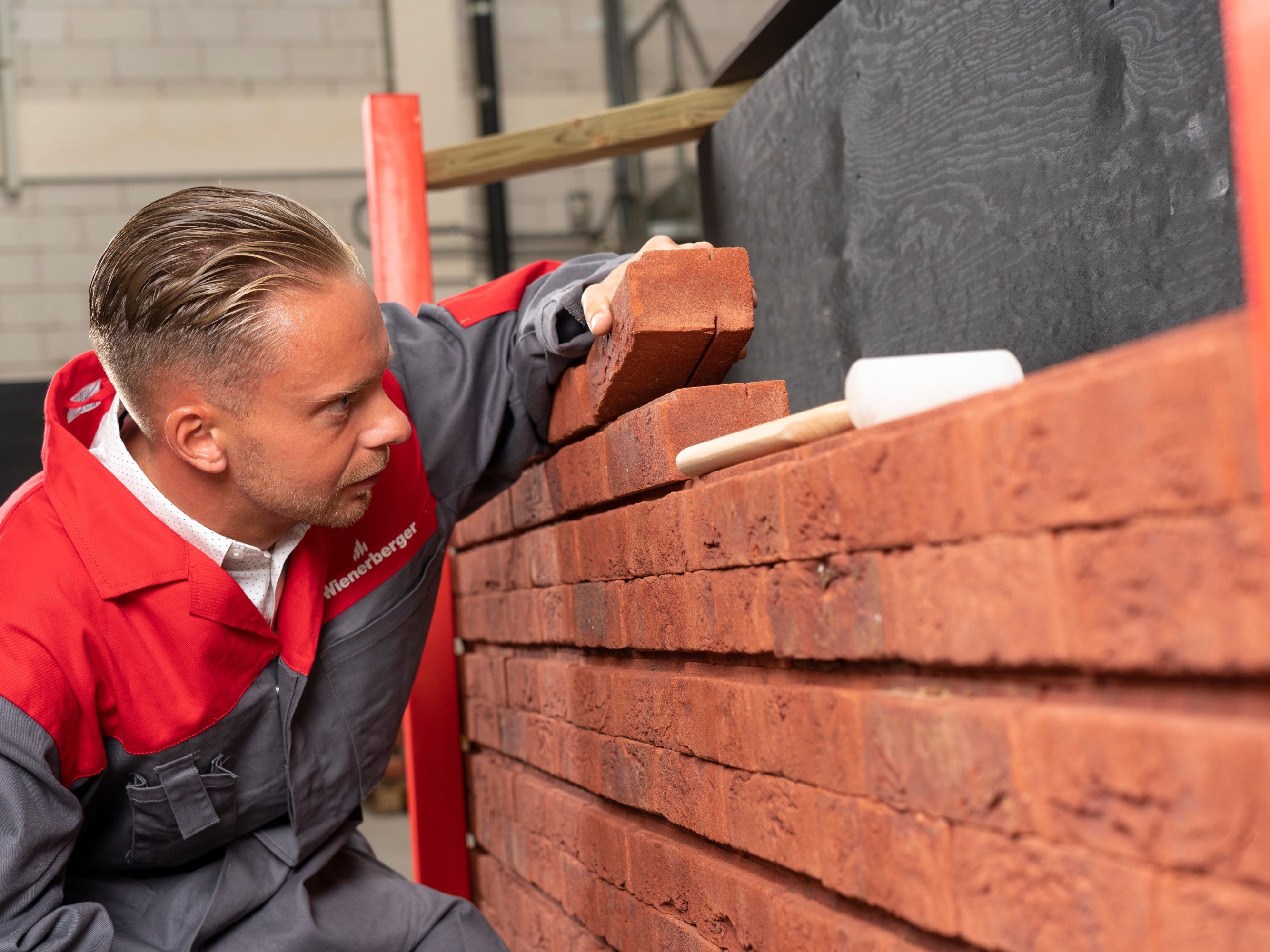 Mood image van een bezoeker die werkt met ClickBrick Pure bij de Wienerberger Xperience Center in Elst