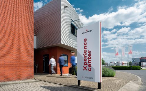 Mood image van bezoekers die naar binnen gaan bij de Wienerberger Xperience Center in Elst