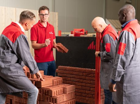 Mood image van bezoekers die met ClickBrick Pure werken bij de Wienerberger Xperience Center in Elst