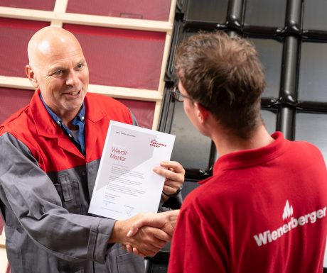 Mood image van bezoeker die de Wevolt Master diploma krijgt bij de Wienerberger Xperience Center in Elst