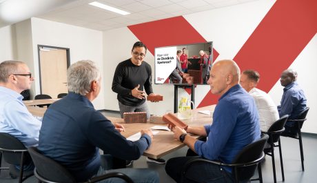 Mood image van bezoekers die de ClickBrick Pure bespreken bij de Wienerberger Xperience Center in Elst