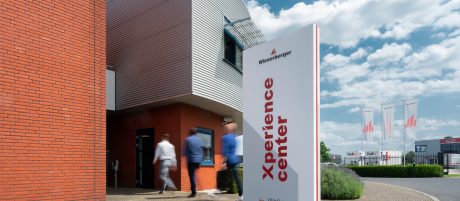 Mood image van bezoekers die naar binnen gaan bij de Wienerberger Xperience Center in Elst