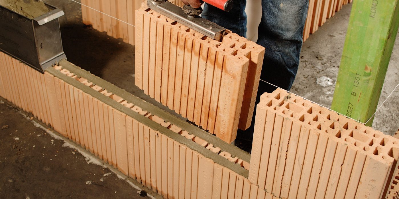 Plaatsen Porotherm PL25 blok met blokkenklem