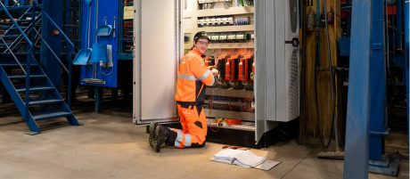 Sfeerbeeld fotografie werken bij Wienerberger van elektromontuer BBL Deest