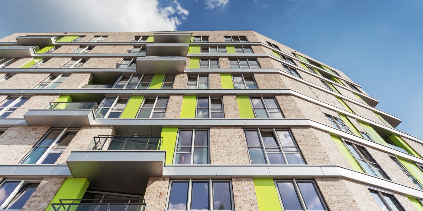 Wood-serie Birchwood SP ClickBrick | Nieuwbouw Winkelcentrum en Appartementen | o.a. Kuipersdijk, Hengelo ov., wijk Berflo Es | Architect: MAS Architectuur | Contractor: Ter Steege Bouw Vastgoed, Rijssen | Photographer: Laurens Kuipers | Completion Date: 2016-01-01