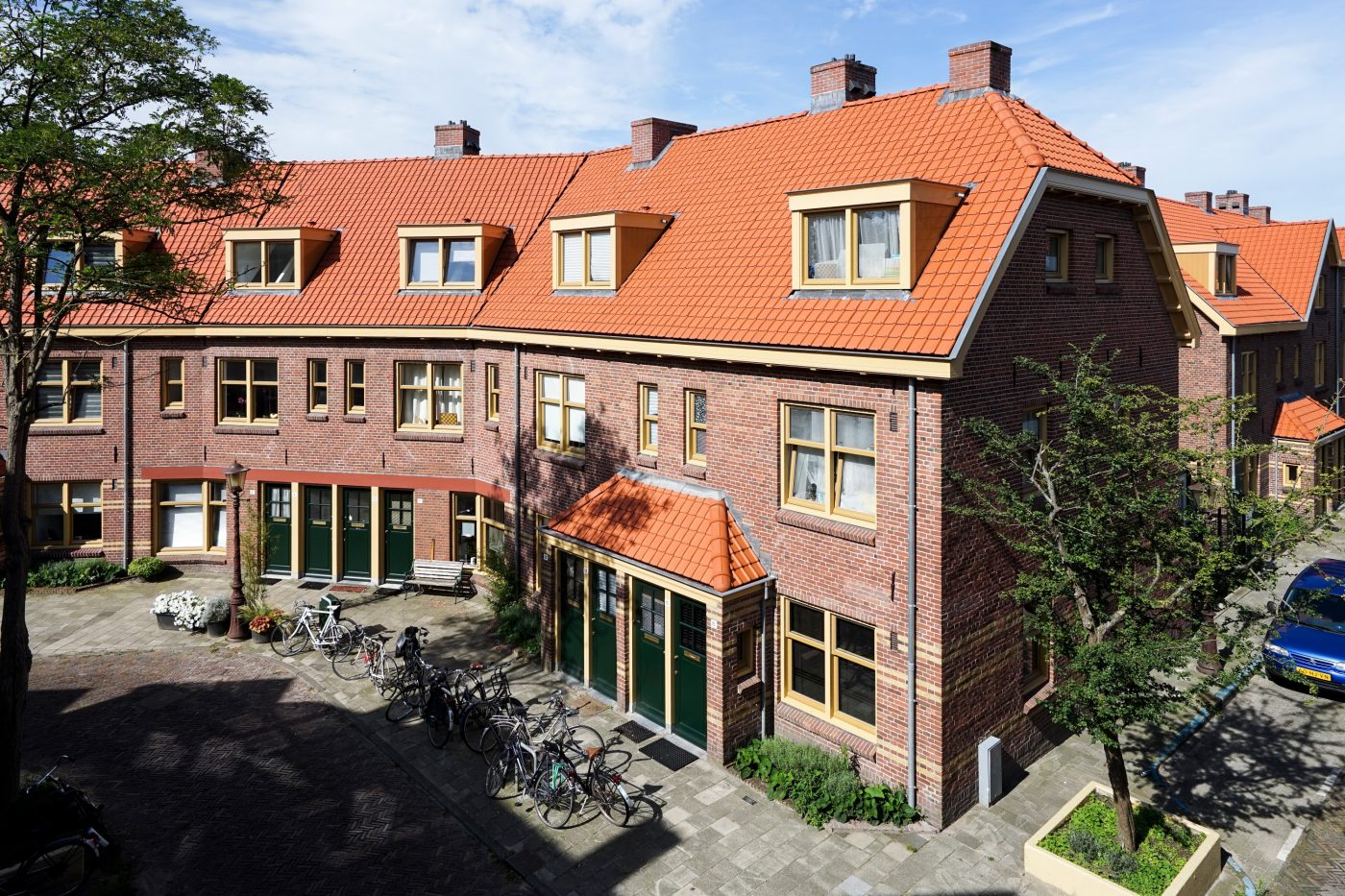 Dakpan: Tuile du Nord 44 Natuurrood 600 | Grootschalige Renovatie 'Tuindorp' | Van der Pekbuurt, Amsterdam | Architect: Architectenbureau Hoogeveen B.V., Amstelveen, Nederland | Client: Ymere, Amsterdam | Completion Date: 2017-02-14