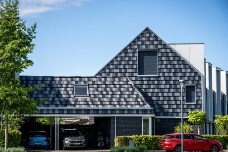 Nieuwbouw geschakelde woningen met dakpan Domino, Lent