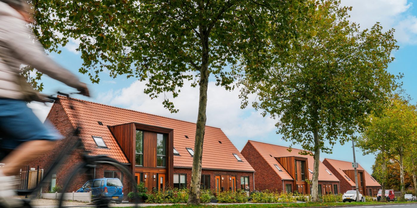 Nieuwbouw 28 woningen | Irenestraat, Rijssen | Gevelbaksteen: Menton en Blauwrood Genuanceerd ClickBrick | Dakpan: Maduramax natuurood+