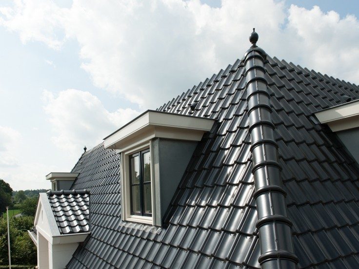 Nieuwbouw vrijstaande woning, Rhenen. Keramische piron op vorstenhoed met ontmoetingen nok- en hoekkepers. Bouwstijl Classica VHV.