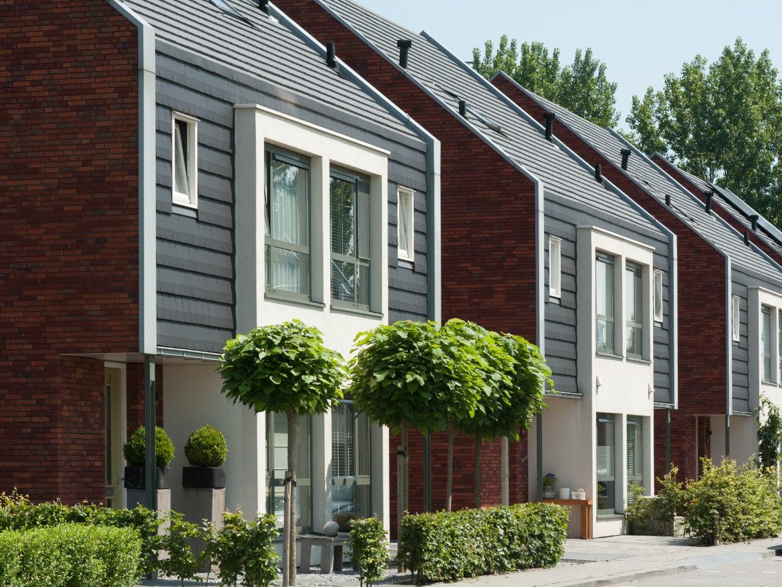 Datura Leikleur Mat Engobe 703 | Nieuwbouw 2-onder-1-kapwoningen Project Buurtstede | Koetserstraat - Klemstraat, Buurtstede, Veenendaal | Architect: Han van Zwieten, Amersfoort | Contractor: UBU, Doetinchem | Completion Date: 2011-01-01