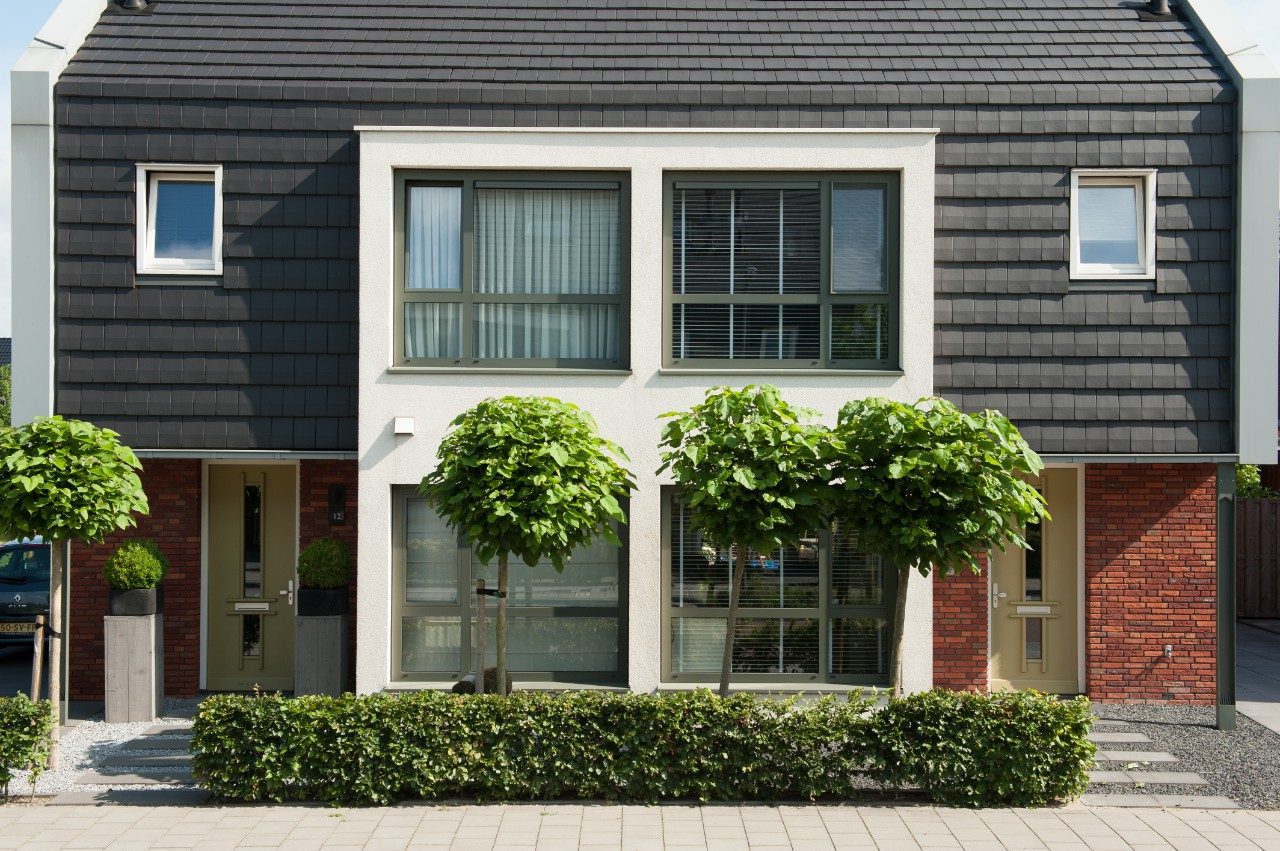 Datura Leikleur Mat Engobe 703 | Nieuwbouw 2-onder-1-kapwoningen Project Buurtstede | Koetserstraat - Klemstraat, Buurtstede, Veenendaal | Architect: Han van Zwieten, Amersfoort | Contractor: UBU, Doetinchem | Completion Date: 2011-01-01