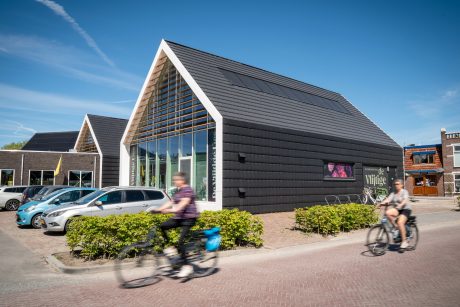 Nieuwbouw winkelpanden met dakpan Mikado, Akkrum 