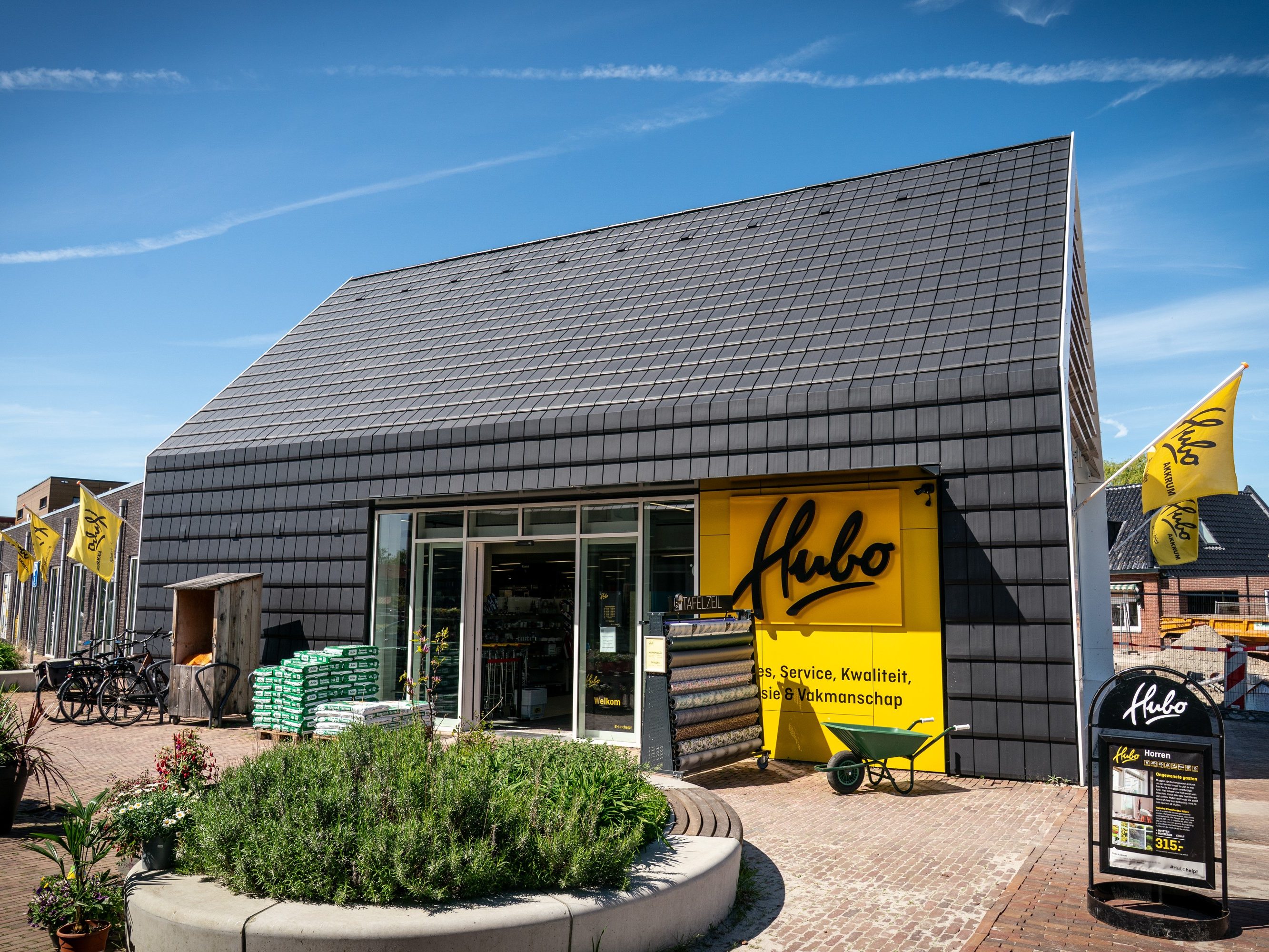 Nieuwbouw winkelpanden met dakpan Mikado, Akkrum 