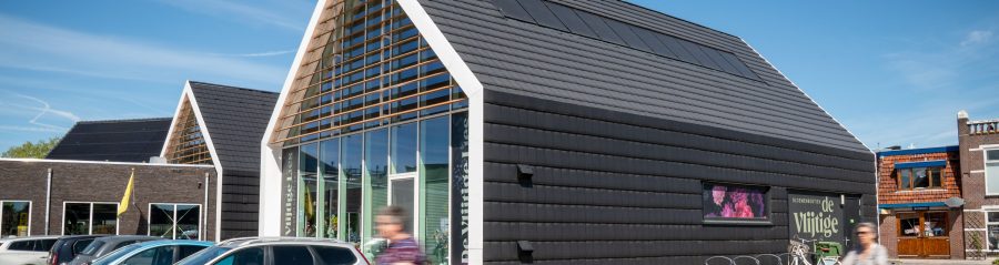 Nieuwbouw winkelpanden met dakpan Mikado, Akkrum 