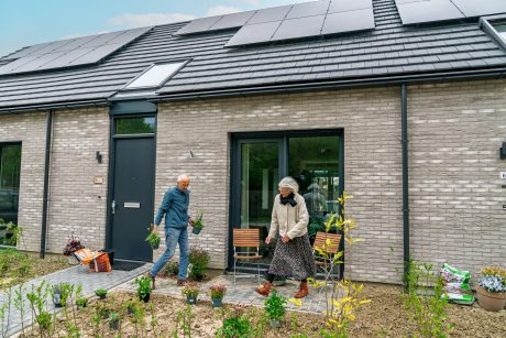Nieuwbouw geschakelde woningen met dakpan Visio, Sint Laurens