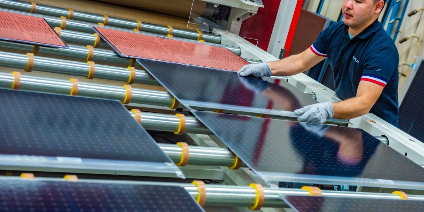 Een tevreden huiseigenaar met Wevolt Alegra 10 zonnedakpannen.