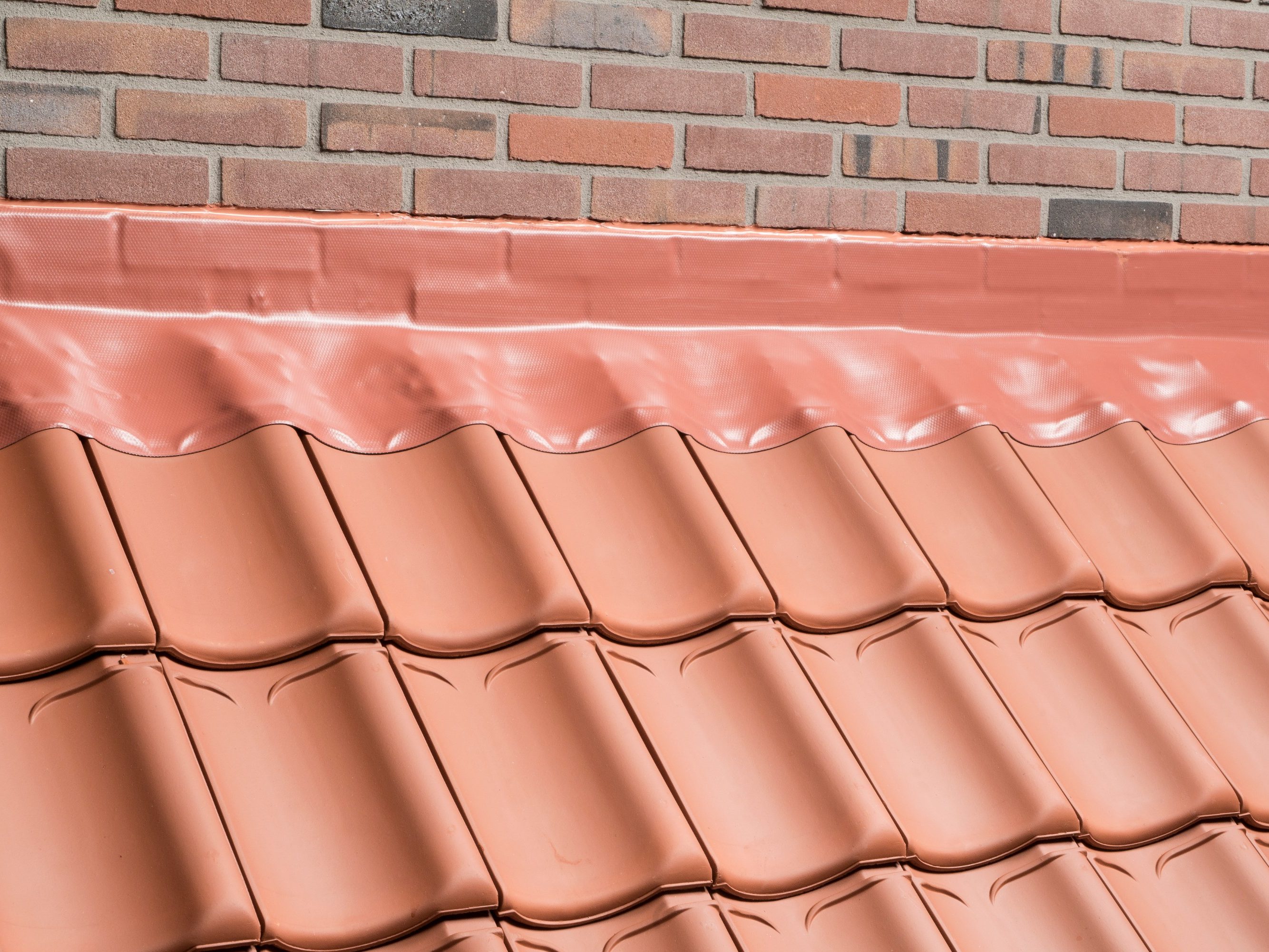 Koramic daktoebehoren: Koraflex Plus, universele loodvervanger voor de afwerking en afdichting van Buitenmuren, Dakkapellen, Schoorstenen, Lichtkoepels, Kilgoten en Dakovergangen. Universeel, lekvrije oplossing. Archivenummer: WB003433. Duurzaam en UV-bestendig polyisobutyleen (PIB).  Wapeningsgaas: flexibel en vervormbaar aluminium. Doorlopende en volledig klevende butyllaag. Leverbaar in de kleuren rood, grijs en zwart in een breedte van 30 cm en 45 cm. Geschikt voor oppervlakken van keramiek, beton of metaal. Bestand tegen temperaturen van -40 °C tot +90 °C.