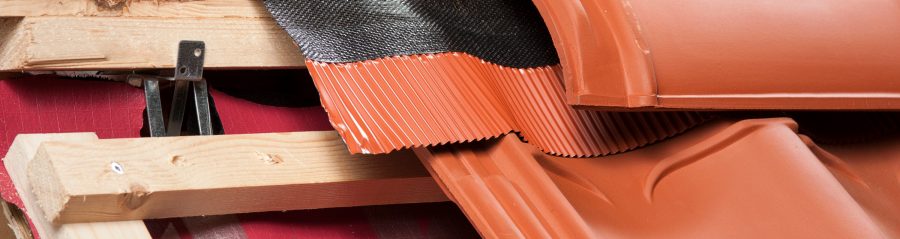 Flexi-Rol Ventilerende ondervorst bestaande uit fijn geweven PP-doek met aan beide zijden een aluminium slab voorzien van 20 mm brede butyl kleefstrips. Te gebruiken bij de nok of bij de hoekkeper  Kleefstrips verhinderen opkrullen en garanderen een duurzame bevestiging  Lange levensduur door goede UV-bestendigheid  Lengte: rol à 5 meter  Breedte: 320 mm  Kleur: rood en zwart Ventilatiecapaciteit 250 cm2/m1 Garantie : 15 jaar