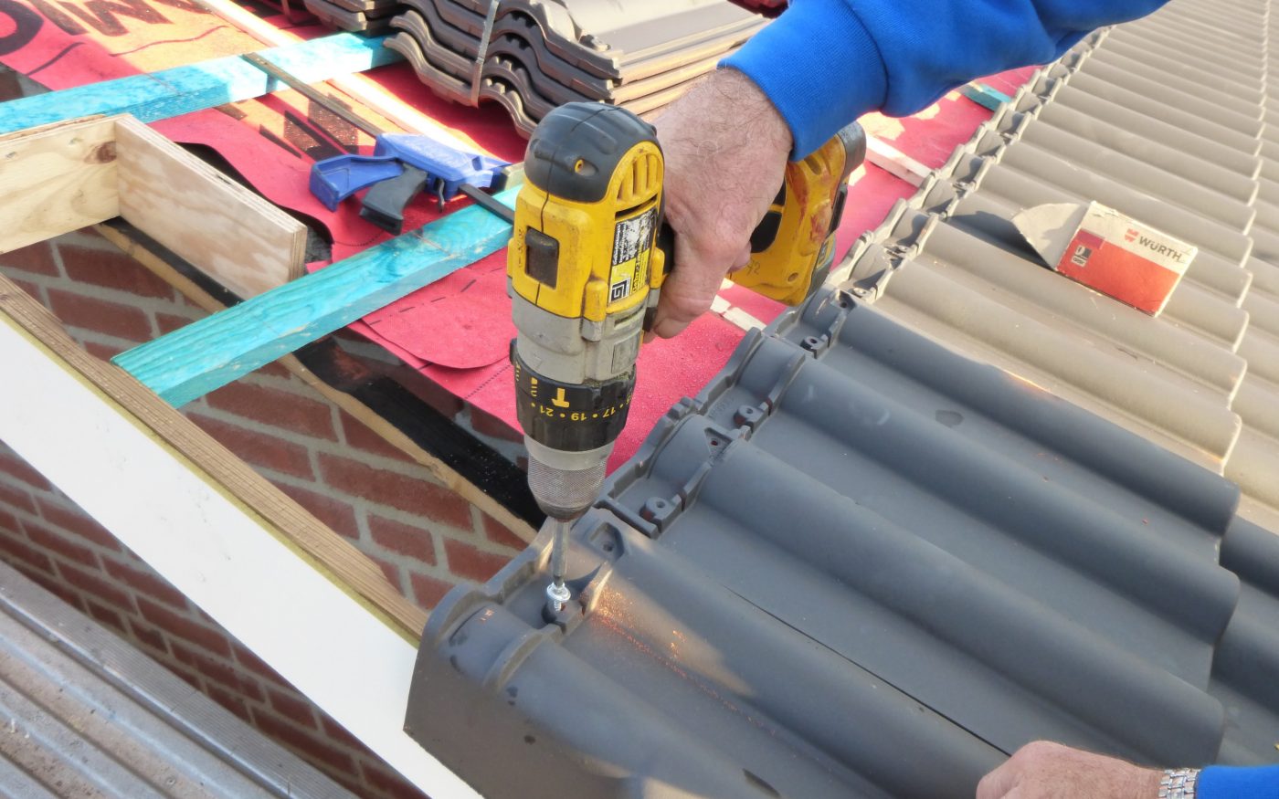 Koramic daktoebehoren: onderdakfolie project Well. Drie soorten: Premium 2S, Classic Super 2S met dubbele kleefstrook en Classic. Niet keramische kwaliteitsproducten:  Nok- en hoekkeperafwerking, Onderdakfolie, Panhaken, Aansluitingen, Bevestiging dakpannen, Dakvoetafwerking en Koraflex Plus. Niet keramische kwaliteitsproducten voor een technische en esthetische afwerking. Regendicht en ventilatie mogelijk. Technisch en esthetisch dakafwerking bij aansluitdetails, snijlijnen en ventilatieopeningen.