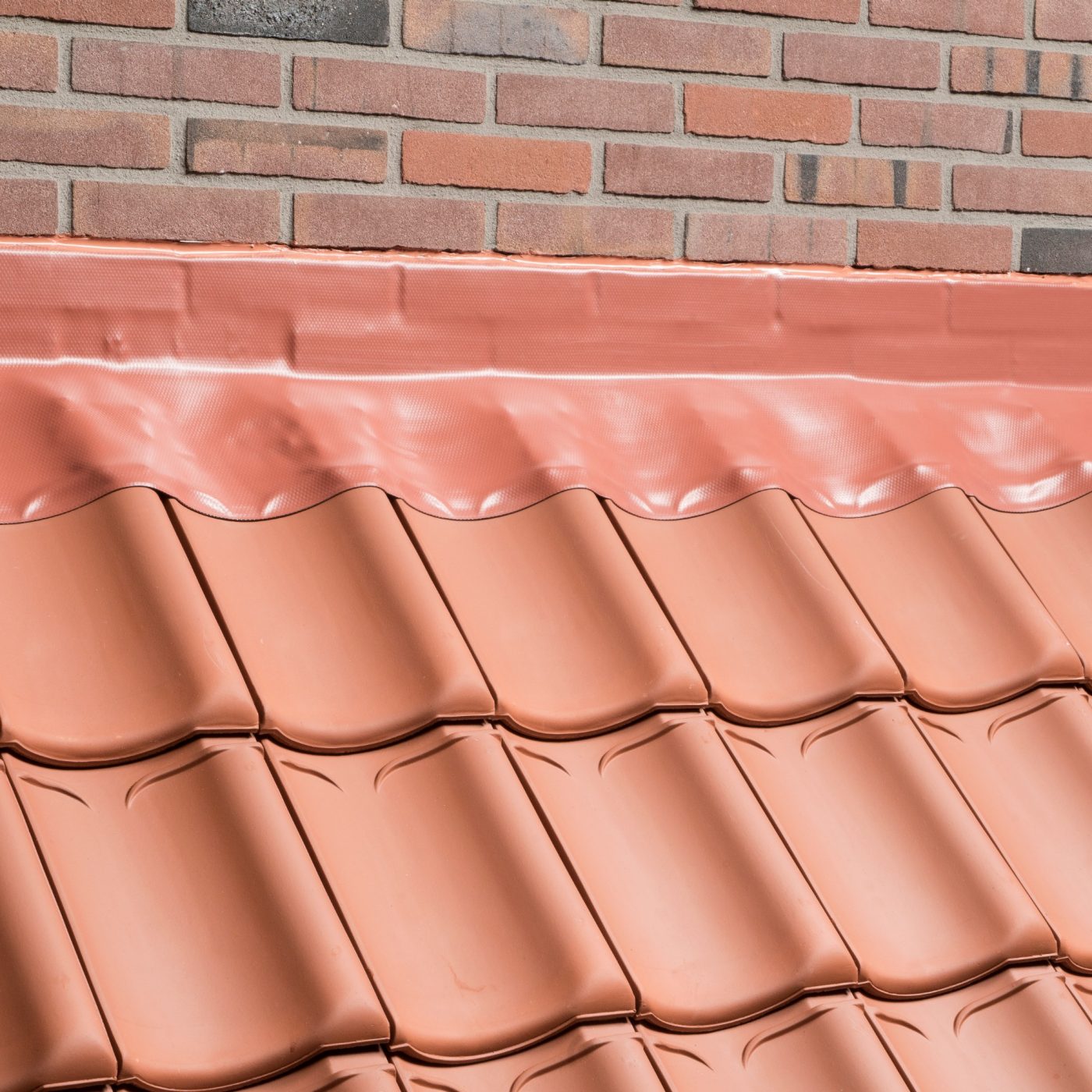 Koramic daktoebehoren: Koraflex Plus, universele loodvervanger voor de afwerking en afdichting van Buitenmuren, Dakkapellen, Schoorstenen, Lichtkoepels, Kilgoten en Dakovergangen. Universeel, lekvrije oplossing. Archivenummer: WB003433. Duurzaam en UV-bestendig polyisobutyleen (PIB).  Wapeningsgaas: flexibel en vervormbaar aluminium. Doorlopende en volledig klevende butyllaag. Leverbaar in de kleuren rood, grijs en zwart in een breedte van 30 cm en 45 cm. Geschikt voor oppervlakken van keramiek, beton of metaal. Bestand tegen temperaturen van -40 °C tot +90 °C.