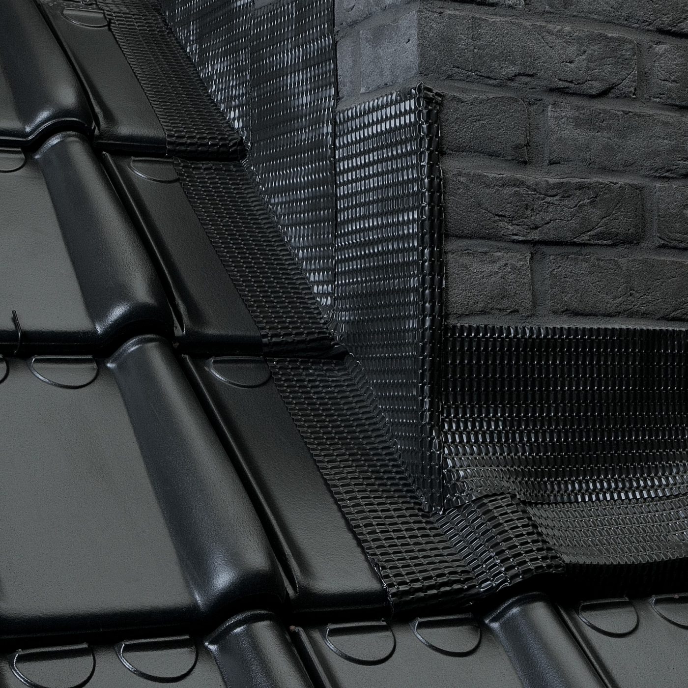 Koramic daktoebehoren: Koraflex Plus, universele loodvervanger voor de afwerking en afdichting van Buitenmuren, Dakkapellen, Schoorstenen, Lichtkoepels, Kilgoten en Dakovergangen. Universeel, lekvrije oplossing. Archivenummer: WB003433. Duurzaam en UV-bestendig polyisobutyleen (PIB).  Wapeningsgaas: flexibel en vervormbaar aluminium. Doorlopende en volledig klevende butyllaag. Leverbaar in de kleuren rood, grijs en zwart in een breedte van 30 cm en 45 cm. Geschikt voor oppervlakken van keramiek, beton of metaal. Bestand tegen temperaturen van -40 °C tot +90 °C.