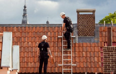 Sfeerbeeld van werkende dakdekkers op het dak