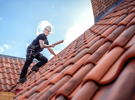 Sfeerbeeld van werkende dakdekkers op het dak