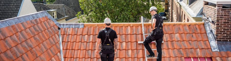 Sfeerbeeld van werkende dakdekkers op het dak