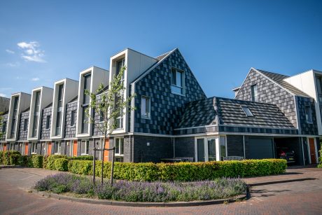 Nieuwbouw geschakelde woningen met dakpan Domino, Lent
