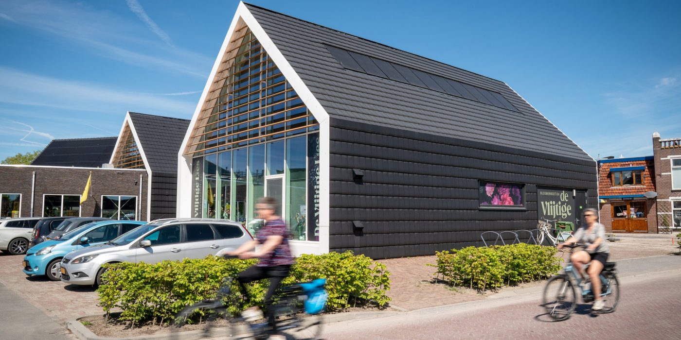 Nieuwbouw winkelpanden met dakpan Mikado, Akkrum 