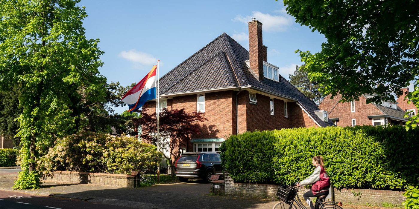 Dakdekker: Konrad Roof Technology. Dakrenovatie Wevolt Alegra 10 zonnedakpan vrijstaande woning, Heemstede