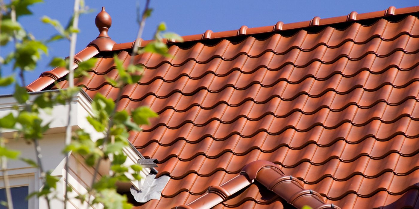  Koramic keramische hulpstukken. panafhankelijke hulpstukken: gevelpannen, chaperonpannen, dubbele welpannen, knikpannen, onderpannen, bovenpannen en halveen driekwartpannen. niet panafhankelijke hulpstukken: nok- en schubvorsten.