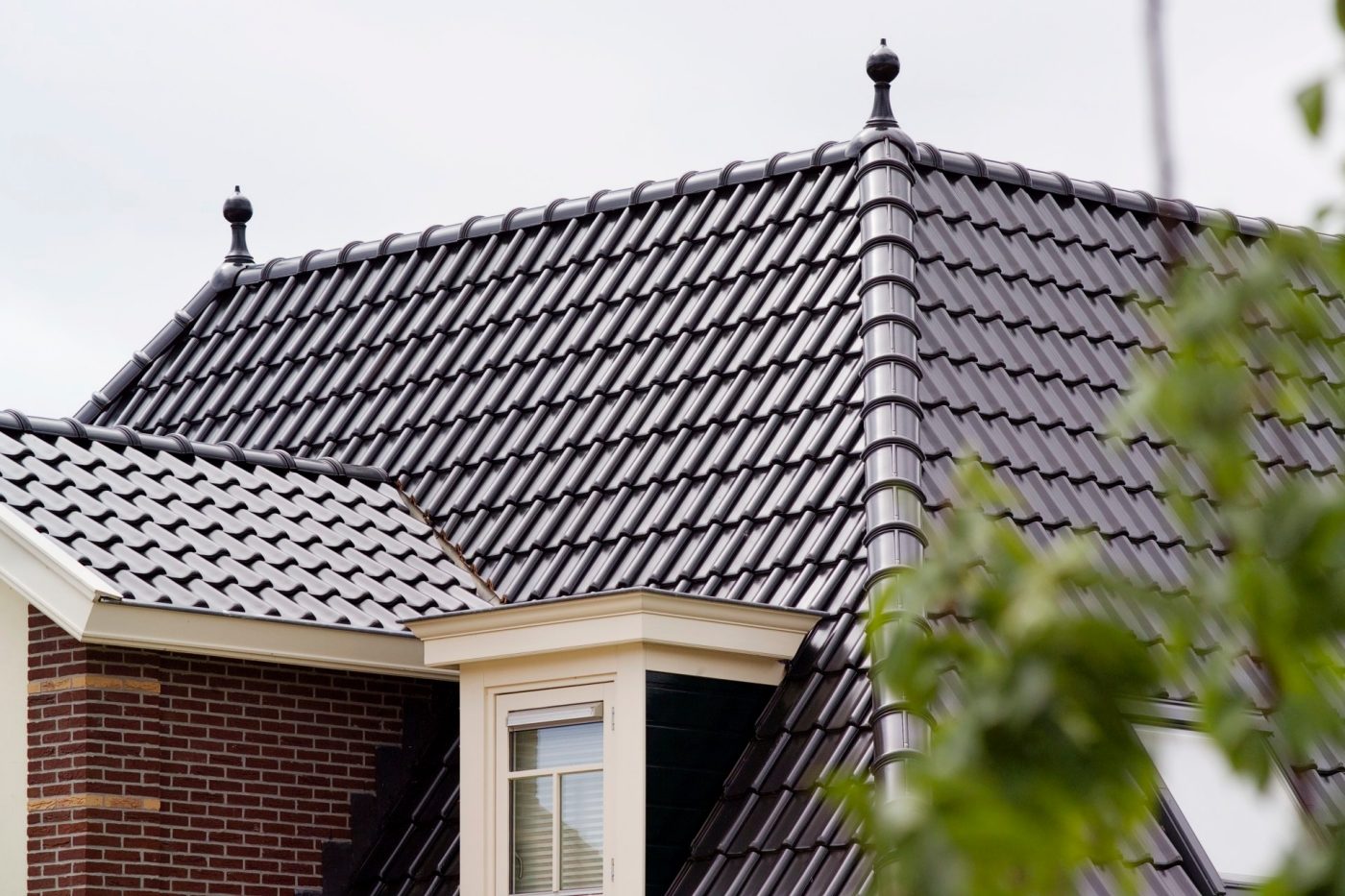 Nieuwbouw vrijstaande woning, Rhenen. Keramische piron op vorstenhoed met ontmoetingen nok- en hoekkepers. Bouwstijl Classica VHV.