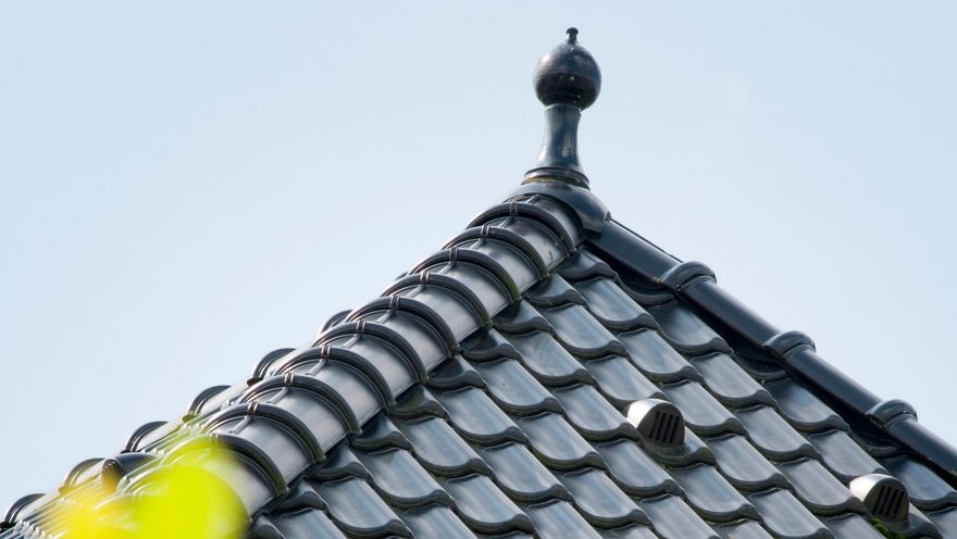 Nieuwbouw vrijstaande woning, Rhenen. Keramische piron op vorstenhoed met ontmoetingen nok- en hoekkepers. Bouwstijl Classica VHV.