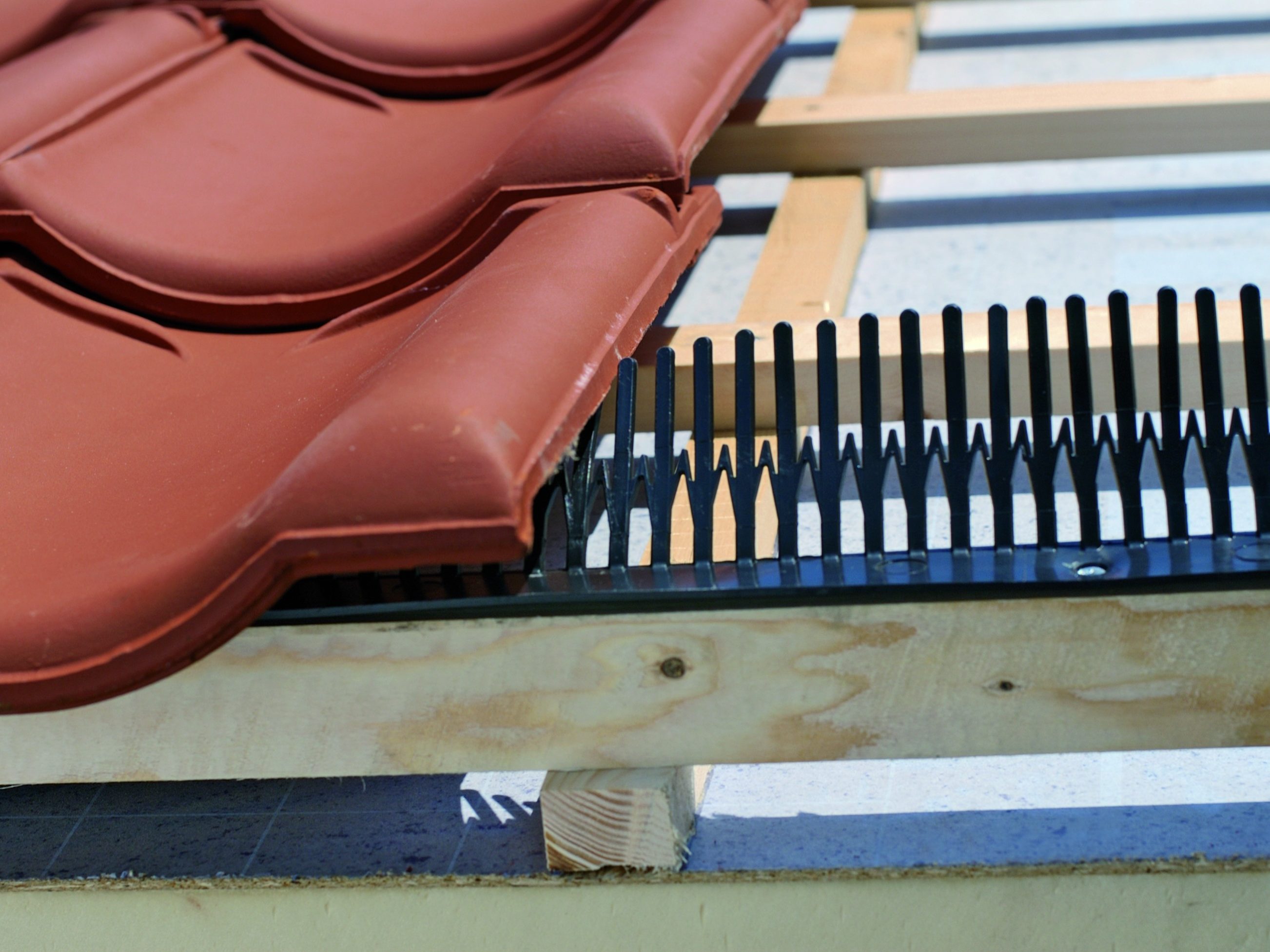 Koramic daktoebehoren: dakvoetafwerking. Vogelmuisschroot met enkele kam. De toepassing van een vogelschroot zorgt ervoor dat vogels, muizen en ratten geen kans krijgen om zich tussen het dakbeschot en het pannendak te nestelen. Toepasbaar bij dakvoet, kilgoten en verholen goten. Leverbaar in kunststof (lengte: 1 meter; zwart). Een goede dakvoetconstructie is essentieel voor een goede ventilatie van de dakspouw.  Dakvoetprofielen zorgen voor een mooie afwerking en bescherming tegen regen, wind en stuifsneeuw. Vogels, ratten en muizen worden geweerd met het Koramic combidakvoetprofiel, de vogelschroot of de vogel/muisschroot. Niet keramische kwaliteitsproducten voor een technische en esthetische afwerking. Regendicht en ventilatie mogelijk. Technisch en esthetisch dakafwerking bij aansluitdetails, snijlijnen en ventilatieopeningen.