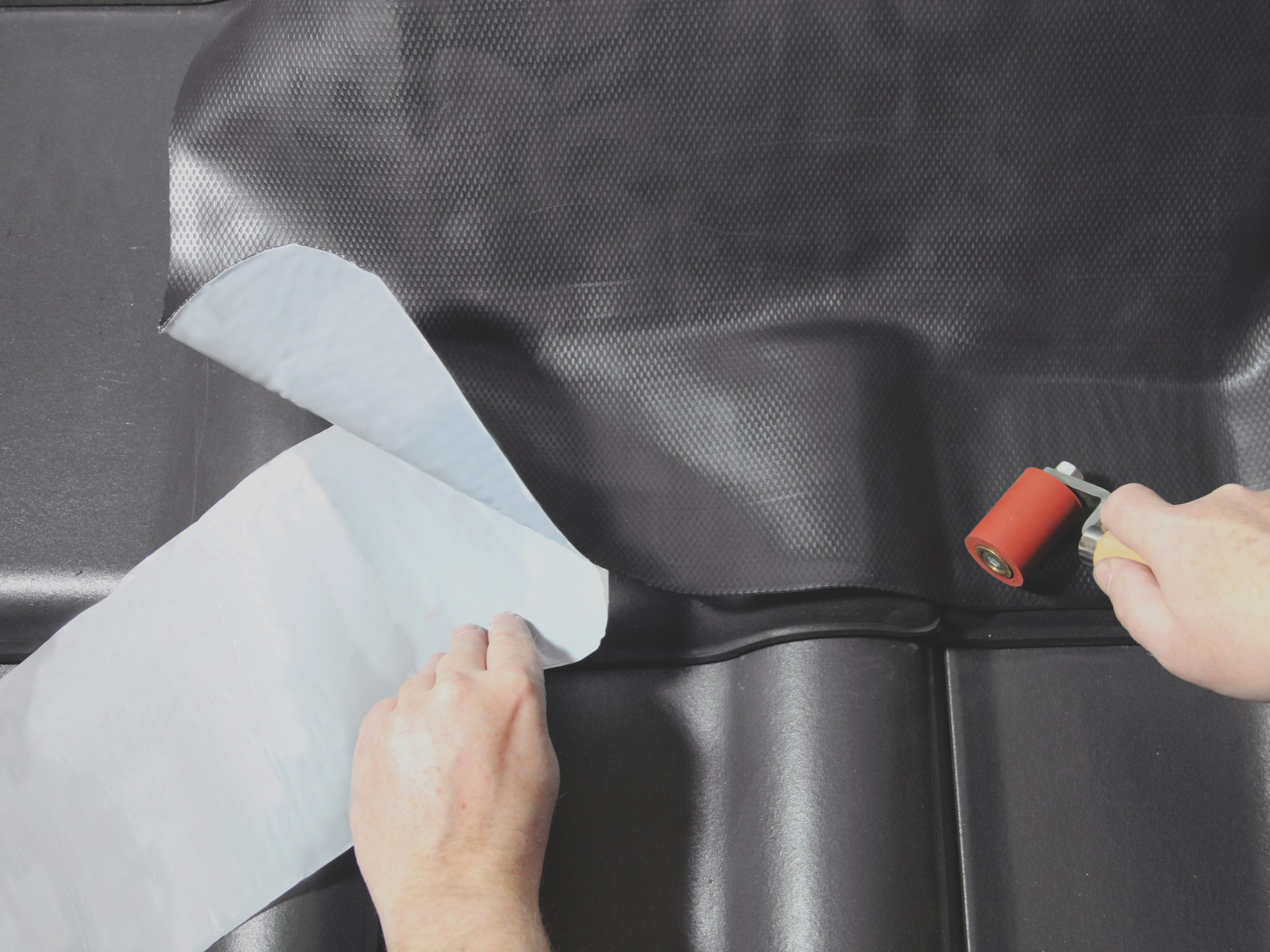 Koramic daktoebehoren: Koraflex Plus, universele loodvervanger voor de afwerking en afdichting van Buitenmuren, Dakkapellen, Schoorstenen, Lichtkoepels, Kilgoten en Dakovergangen. Duurzaam en UV-bestendig polyisobutyleen (PIB).  Wapeningsgaas: flexibel en vervormbaar aluminium. Doorlopende en volledig klevende butyllaag. Leverbaar in de kleuren rood, grijs en zwart in een breedte van 30 cm en 45 cm. Geschikt voor oppervlakken van keramiek, beton of metaal. Bestand tegen temperaturen van -40 °C tot +90 °C.