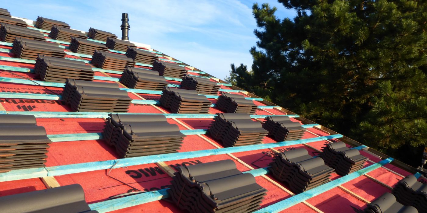 Koramic daktoebehoren: onderdakfolie project Well. Drie soorten: Premium 2S, Classic Super 2S met dubbele kleefstrook en Classic. Niet keramische kwaliteitsproducten:  Nok- en hoekkeperafwerking, Onderdakfolie, Panhaken, Aansluitingen, Bevestiging dakpannen, Dakvoetafwerking en Koraflex Plus. Niet keramische kwaliteitsproducten voor een technische en esthetische afwerking. Regendicht en ventilatie mogelijk. Technisch en esthetisch dakafwerking bij aansluitdetails, snijlijnen en ventilatieopeningen.