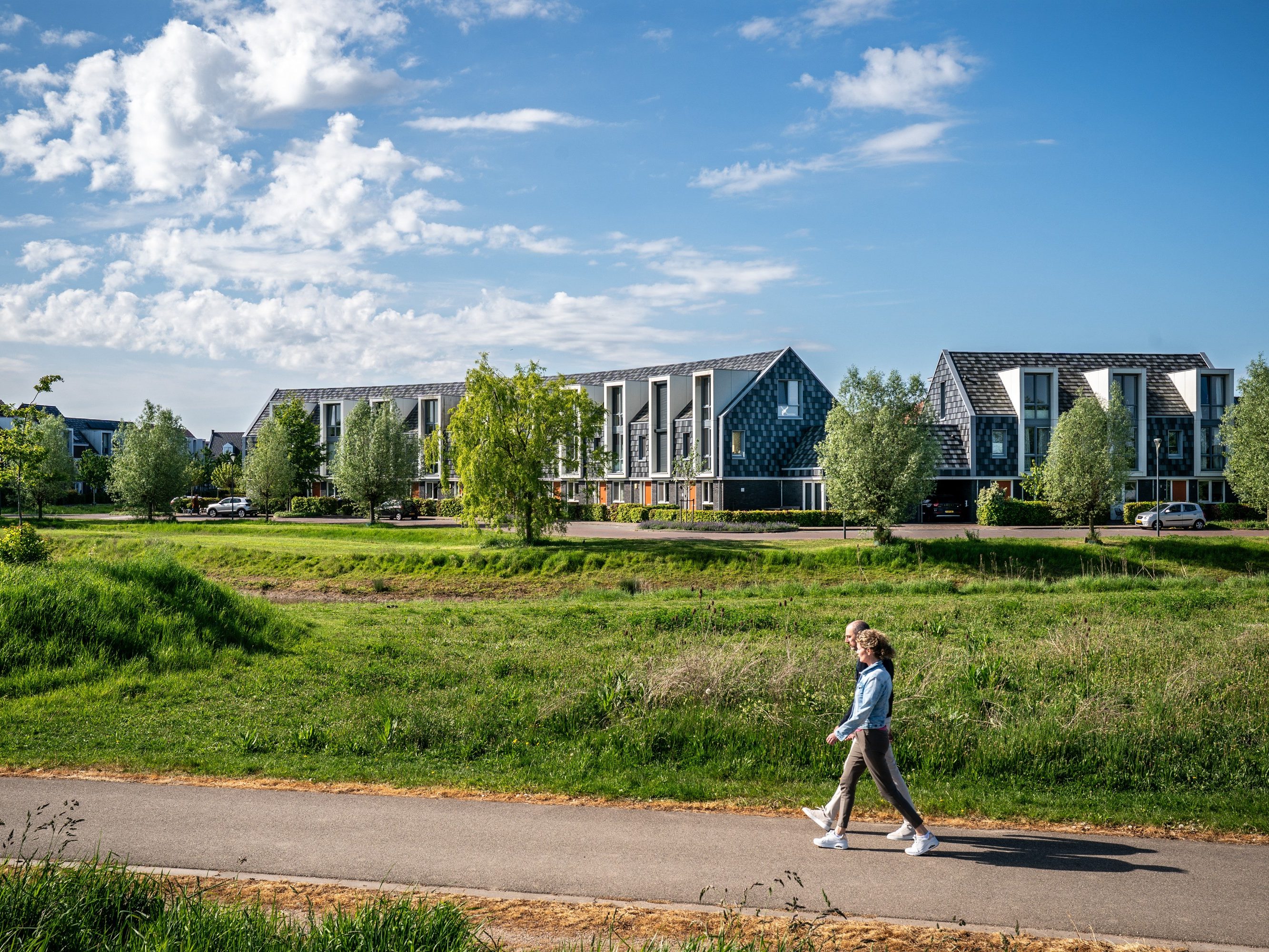 Nieuwbouw geschakelde woningen met dakpan Domino, Lent