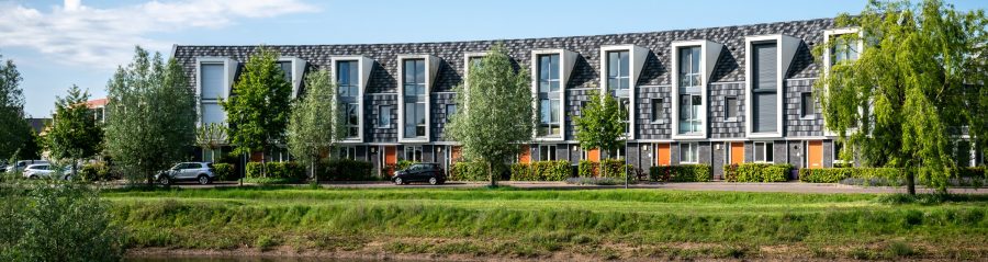 Nieuwbouw geschakelde woningen met dakpan Domino, Lent