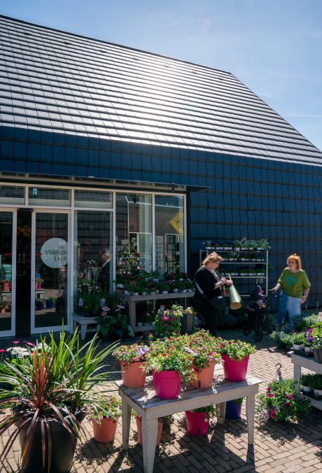 Nieuwbouw winkelpanden met dakpan Mikado, Akkrum 