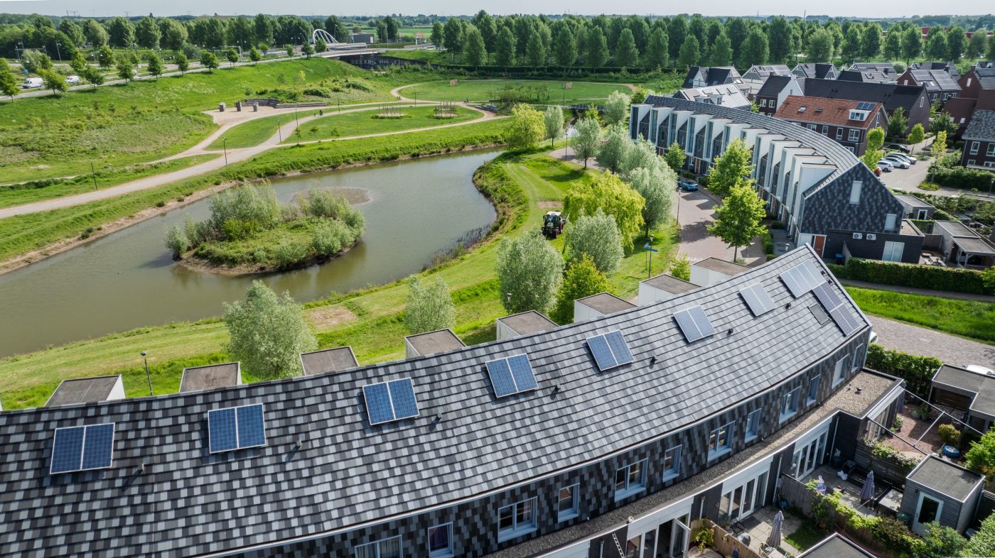 Nieuwbouw geschakelde woningen met dakpan Domino, Lent