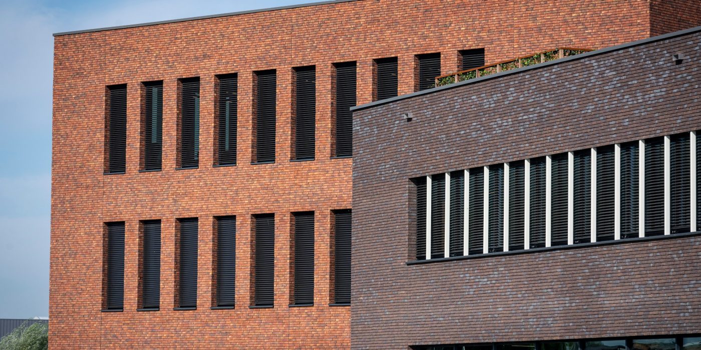 Product: Menton HV ClickBrick, Rhone Exclusief HV ClickBrick. Architect: Verstoep bouwadvies en architecteur. Contractor: Verstoep bouwadvies en architecteur. Builder: Koster Lijmwerken B.V. Trader: Kooy Baksteencentrum. Nieuwbouw bedrijfsverzamelgebouw, Schoonhoven