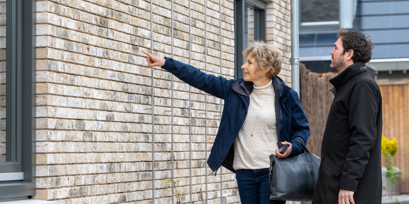 Architect: Hans Been Architecten BNA. Projectontwikkeling: KRKTR. Opdrachtgever: Gemeente Vijfheerenlanden. Realisatie: Reuvers Ontwikkeling & Bouw. Nieuwbouwproject Tuinhof in Ameide met Marziale HV ClickBrick en Wevolt X-Roof