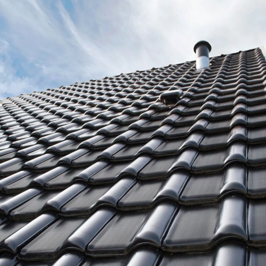 Aannemer die papieren bekijkt om Alegra 10 zonnedakpannen te leggen.