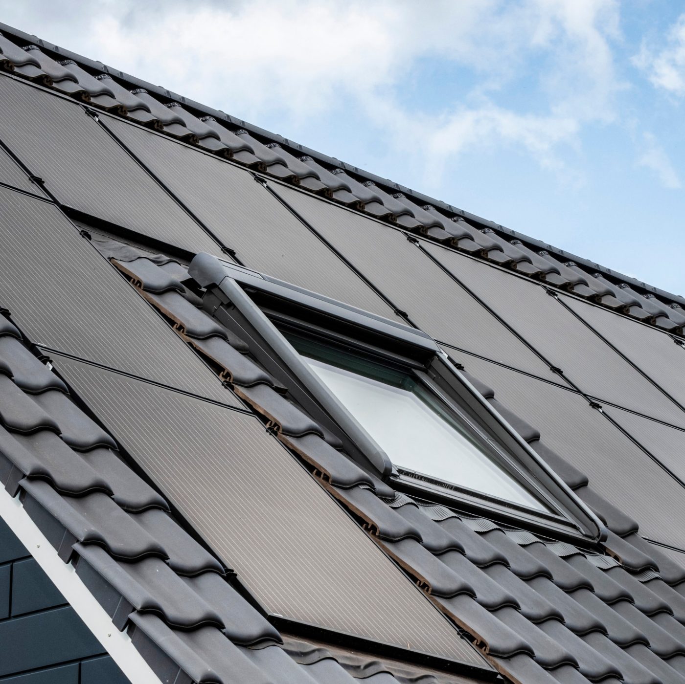 Referenzobjekt Einfamilienhaus Quickborn. Verbaute Produkte: Creaton Premion schwarz mat engobiert, Wevolt X-Frame
