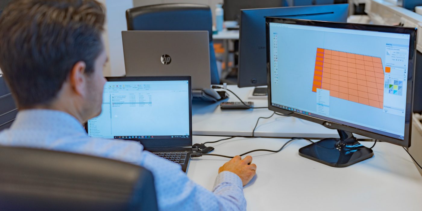 Een tevreden huiseigenaar met Wevolt Alegra 10 zonnedakpannen.